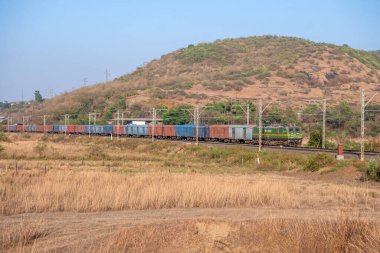 Pune, Hindistan - 26 Mart 2023: WAG9 elektrikli lokomotifi Pune Hindistan yakınlarında bir yük treni taşıyor.