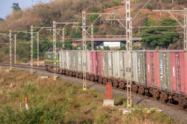 Pune, Hindistan - 26 Mart 2023: WAG9 elektrikli lokomotifi Pune Hindistan yakınlarında bir yük treni taşıyor.