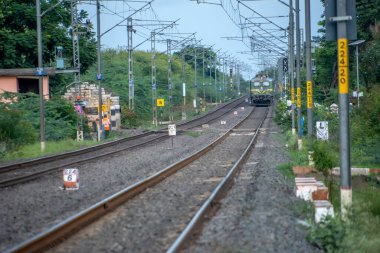 Pune, Hindistan - 23 Temmuz 2023: WAG9 elektrikli lokomotifi Pune Hindistan yakınlarında bir yük treni taşıyor.