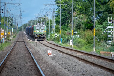 Pune, Hindistan - 23 Temmuz 2023: WAG9 elektrikli lokomotifi Pune Hindistan yakınlarında bir yük treni taşıyor.