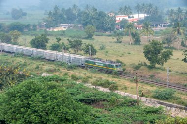 Pune, Hindistan - 22 Ekim 2023: WAG9 elektrikli lokomotifi Pune Hindistan yakınlarında bir yük treni taşıyor.