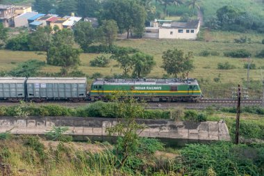 Pune, Hindistan - 22 Ekim 2023: WAG9 elektrikli lokomotifi Pune Hindistan yakınlarında bir yük treni taşıyor.