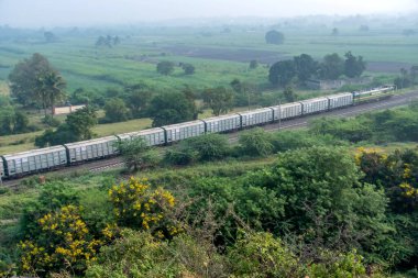 Pune, Hindistan - 22 Ekim 2023: WAG9 elektrikli lokomotifi Pune Hindistan yakınlarında bir yük treni taşıyor.