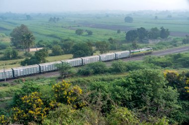 Pune, Hindistan - 22 Ekim 2023: WAG9 elektrikli lokomotifi Pune Hindistan yakınlarında bir yük treni taşıyor.