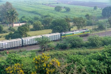 Pune, Hindistan - 22 Ekim 2023: WAG9 elektrikli lokomotifi Pune Hindistan yakınlarında bir yük treni taşıyor.