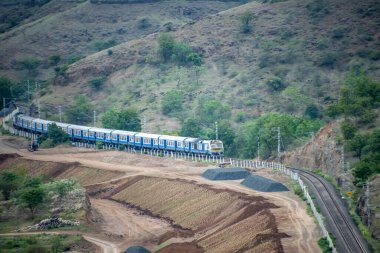 Pune, Hindistan - 15 Ağustos 2023: Pune Hindistan yakınlarındaki kırsal bir banliyö banliyö treninde.