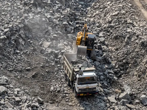 Pune, Hindistan - 30 Ekim 2022: Pune Hindistan 'daki bir inşaat alanında bir toprak kazıcı makinesi.