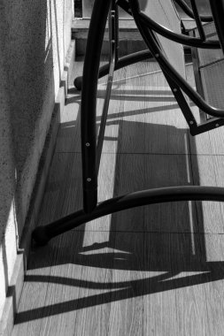 Sanatsal ışık ve gölge desenlerinin siyah ve beyaz görüntüsü.