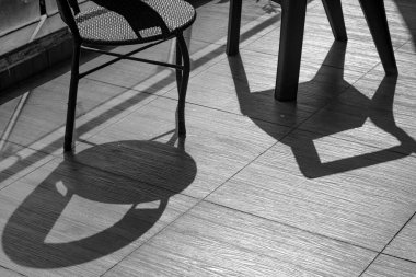 Sanatsal ışık ve gölge desenlerinin siyah ve beyaz görüntüsü.