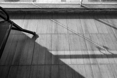 Sanatsal ışık ve gölge desenlerinin siyah ve beyaz görüntüsü.