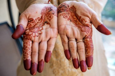 Pune, Hindistan - 01 Kasım 2023: Bayanın ellerinde renkli mehndi. Mehndi, Güney Asya 'da popüler bir vücut sanatı türüdür ve Kuzey Afrika' da bulunan vücut sanatı gibi kınaya benzer..