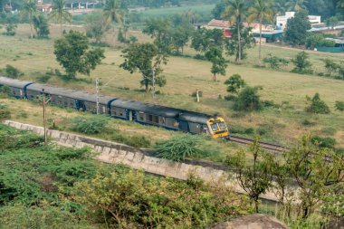 Pune, Hindistan - 22 Ekim 2023: Pune Hindistan yakınlarındaki kırsal bir banliyö banliyö treninde.