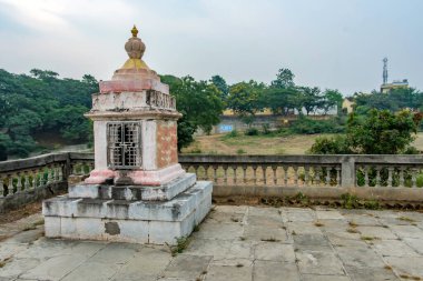 Pune, Hindistan - 20 Ekim 2023: Pune Hindistan yakınlarındaki Tulapur 'daki renkli Hindu tapınağı.