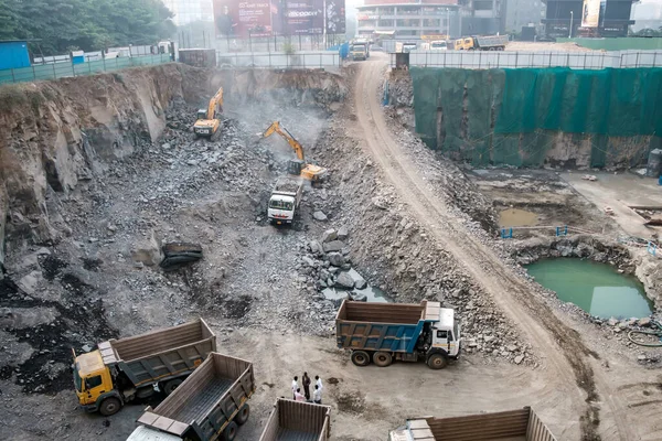 Pune, Hindistan - 03 Kasım 2023: Dünya kazıcı makineleri ve Pune India 'da çalışan çöp kamyonları olan bir inşaat alanında olay. 