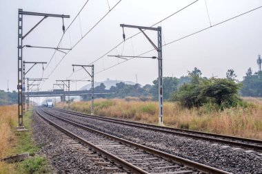 Pune, Hindistan - 05 Kasım 2023: Solapur Mumbai Vande Bharat Ekspres Treni Mumbai 'ye doğru gidiyor, Pune Hindistan yakınlarında.