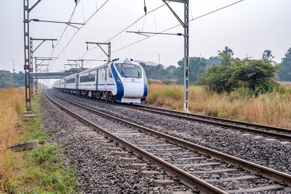 Пуна, Индия - 05 ноября 2023 года: Поезд Solapur Mumbai Vande Bharat Express направляется в Мумбаи, недалеко от Пуны Индия.