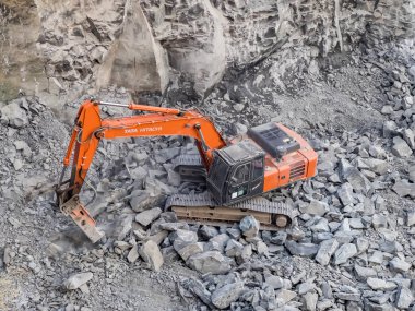 Pune, Hindistan - Kasım 06 2022: Pune Hindistan 'daki bir inşaat alanında bir toprak kazıcı makine.