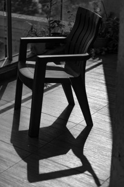 Sanatsal ışık ve gölge desenlerinin siyah ve beyaz görüntüsü.