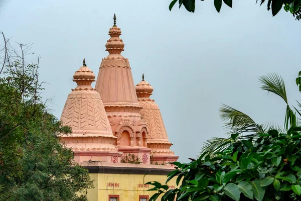 Pune, Hindistan - 20 Ekim 2023: Pune Hindistan yakınlarındaki Tulapur 'daki renkli Hindu tapınağı. Çeviri, Ram Tapınağı, Vishnu Tapınağı, Rameshwar Tapınağı.