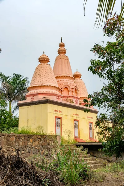 Pune, Hindistan - 20 Ekim 2023: Pune Hindistan yakınlarındaki Tulapur 'daki renkli Hindu tapınağı. Çeviri, Ram Tapınağı, Vishnu Tapınağı, Rameshwar Tapınağı.