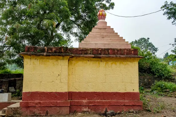 Pune, Hindistan - 20 Ekim 2023: Pune Hindistan yakınlarındaki Tulapur 'daki renkli Hindu tapınağı. Çeviri, Ram Tapınağı, Vishnu Tapınağı, Rameshwar Tapınağı.