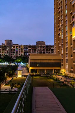 Pune, Hindistan - 09 Kasım 2023: Pune Hindistan 'daki bir yerleşim bölgesinde iyi aydınlatılmış bir Hindu Tapınağı' nın akşam manzarası.