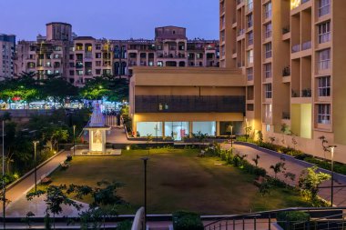 Pune, Hindistan - 09 Kasım 2023: Pune Hindistan 'daki bir yerleşim bölgesinde iyi aydınlatılmış bir Hindu Tapınağı' nın akşam manzarası.