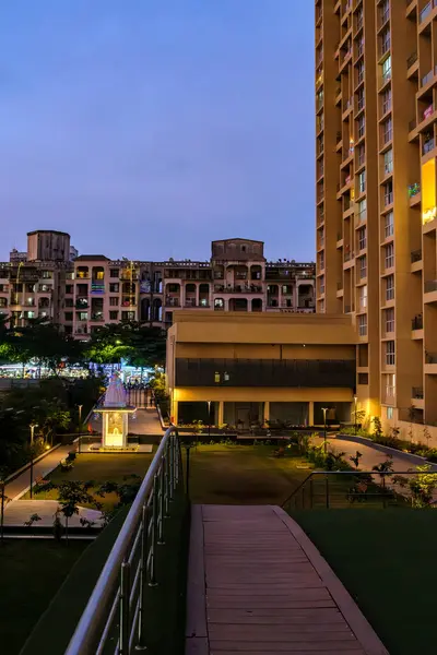 Pune, Hindistan - 09 Kasım 2023: Pune Hindistan 'daki bir yerleşim bölgesinde iyi aydınlatılmış bir Hindu Tapınağı' nın akşam manzarası.