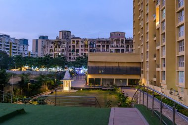 Pune, Hindistan - 09 Kasım 2023: Pune Hindistan 'da alacakaranlıkta yanan binalarla dolu şehir manzarası.