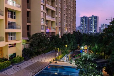 Pune, Hindistan - 09 Kasım 2023: Pune Hindistan 'da alacakaranlıkta yanan binalarla dolu şehir manzarası.