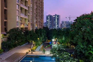 Pune, Hindistan - 09 Kasım 2023: Pune Hindistan 'da alacakaranlıkta yanan binalarla dolu şehir manzarası.