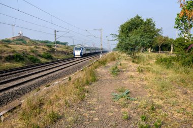 Pune, Hindistan - 13 Kasım 2023: Solapur Mumbai Vande Bharat Ekspres Treni Mumbai 'ye doğru gidiyor, Pune Hindistan yakınlarında..