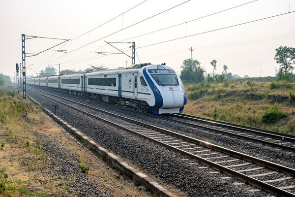 Пуна, Индия - 13 ноября 2023 года: Поезд Solapur Mumbai Vande Bharat Express направляется в Мумбаи, недалеко от Пуны Индия.