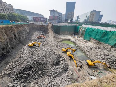 Pune, Hindistan - 15 Kasım 2022: Dünya kazı makineleri Pune Hindistan 'da bir inşaat sahasında çalışıyor.