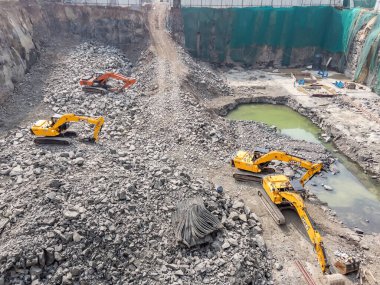 Pune, Hindistan - 15 Kasım 2022: Dünya kazı makineleri Pune Hindistan 'da bir inşaat sahasında çalışıyor.
