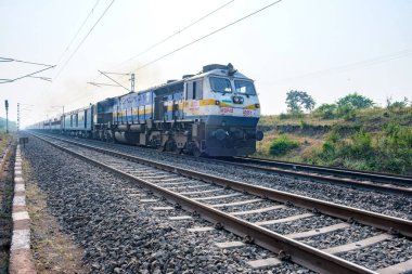 Pune, Hindistan - 13 Kasım 2023: WDP4B dizel lokomotif Pune Hindistan yakınlarındaki bir yolcu trenini taşıyor.