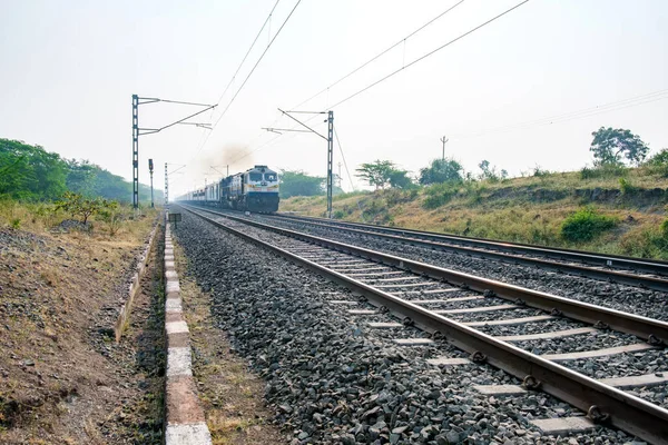 Pune, Hindistan - 13 Kasım 2023: WDP4B dizel lokomotif Pune Hindistan yakınlarındaki bir yolcu trenini taşıyor.