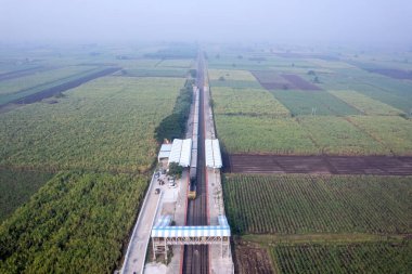 Pune Hindistan yakınlarındaki banliyö treninin hava görüntüsü..