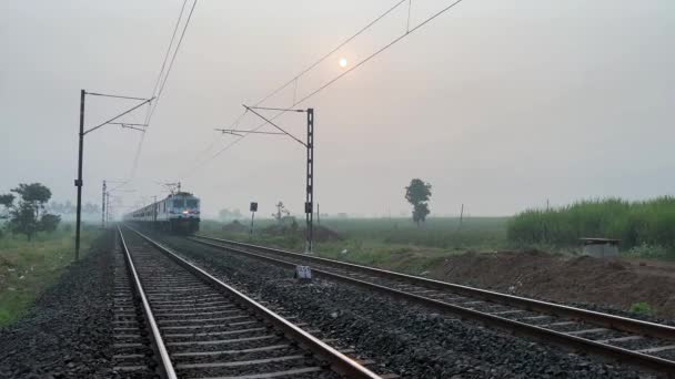 Pune Indien November 2023 Personenzug Wird Von Einer Elektrischen Lokomotive — Stockvideo
