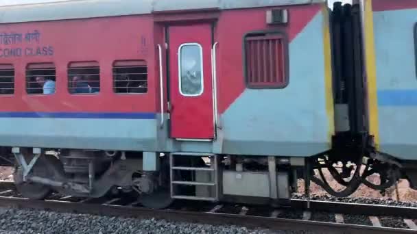 Pune Ινδία Νοεμβρίου 2023 Επιβατικό Τρένο Που Ρυμουλκείται Από Ηλεκτρική — Αρχείο Βίντεο
