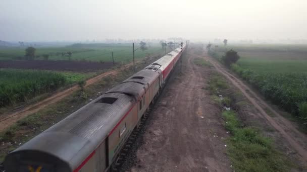 印度浦那 2023年11月19日 一列由Wap7电力机车在浦那附近牵引的客运列车 — 图库视频影像