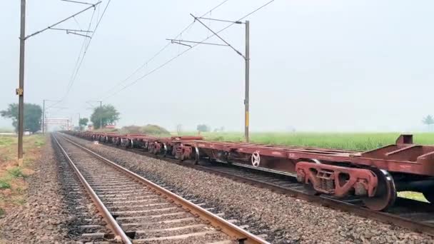 印度浦那 2023年11月19日 Wag7电力机车在浦那印度附近拖曳一个平整的空集装箱耙 — 图库视频影像