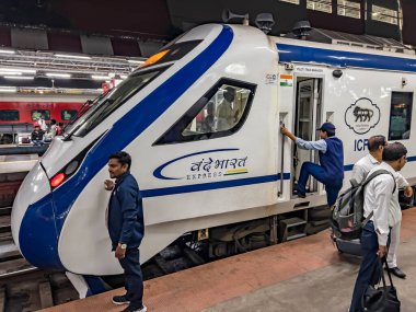 Pune, Hindistan - 26 Kasım 2023: Pune Tren İstasyonu, Pune Hindistan 'da Solapur Vande Bharat Ekspresi.