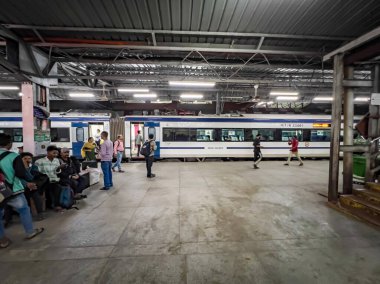Pune, Hindistan - 26 Kasım 2023: Pune Tren İstasyonu, Pune Hindistan 'da Solapur Vande Bharat Ekspresi.