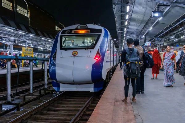 Pune, Hindistan - 26 Kasım 2023: Pune Tren İstasyonu, Pune Hindistan 'da Solapur Vande Bharat Ekspresi.