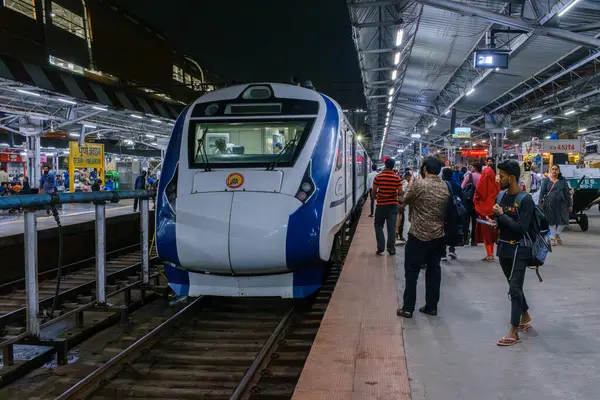 Pune, Hindistan - 26 Kasım 2023: Pune Tren İstasyonu, Pune Hindistan 'da Solapur Vande Bharat Ekspresi.