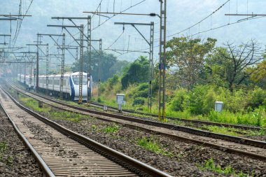 Pune, Hindistan - 26 Kasım 2023: Solapur Mumbai Vande Bharat Ekspres treni Bombay 'a doğru gidiyor, Pune Hindistan yakınlarında..