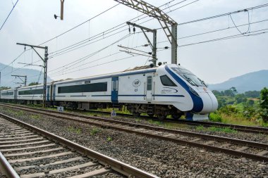 Pune, Hindistan - 26 Kasım 2023: Solapur Mumbai Vande Bharat Ekspres treni Bombay 'a doğru gidiyor, Pune Hindistan yakınlarında..