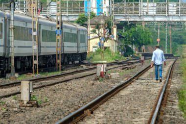 Pune, Hindistan - 26 Kasım 2023: Solapur Mumbai Vande Bharat Ekspres treni Bombay 'a doğru gidiyor, Pune Hindistan yakınlarında..