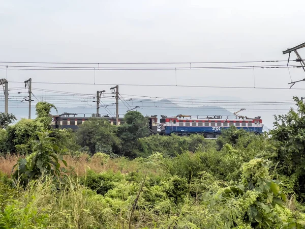 Karjat, Hindistan - 26 Kasım 2023: WAG7 bankacıları Karjat Hindistan yakınlarındaki Karjat istasyonuna doğru ilerliyor..